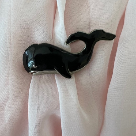 Vintage TRIFARI whale brooch in shiny black enamel and silver tone metal signed - Picture 3 of 5